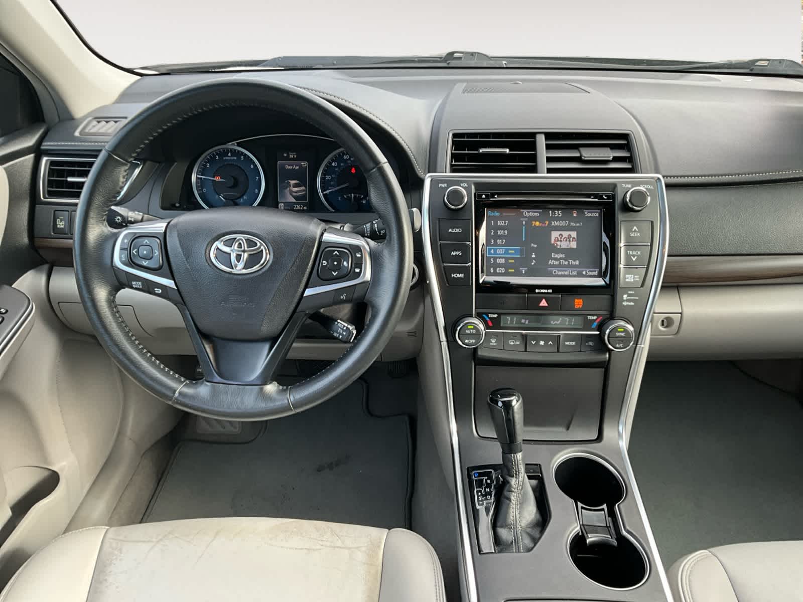 2016 Toyota Camry XLE 10