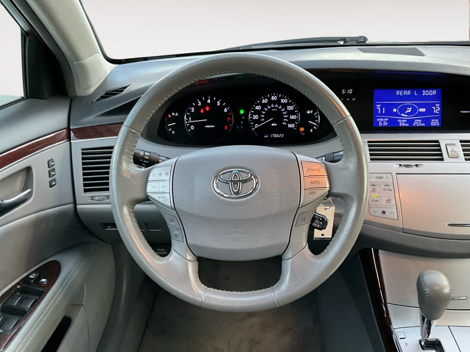 2010 Toyota Avalon XLS 12