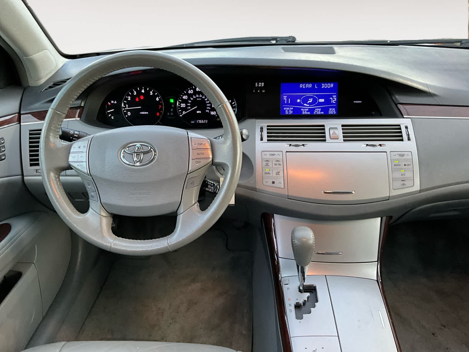 2010 Toyota Avalon XLS 10