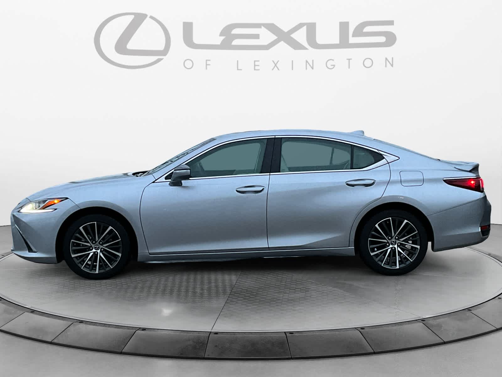 2022 Lexus ES  2