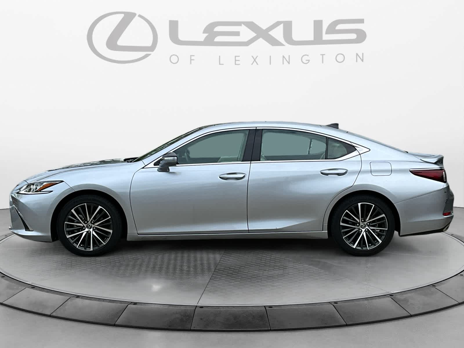 2022 Lexus ES  2