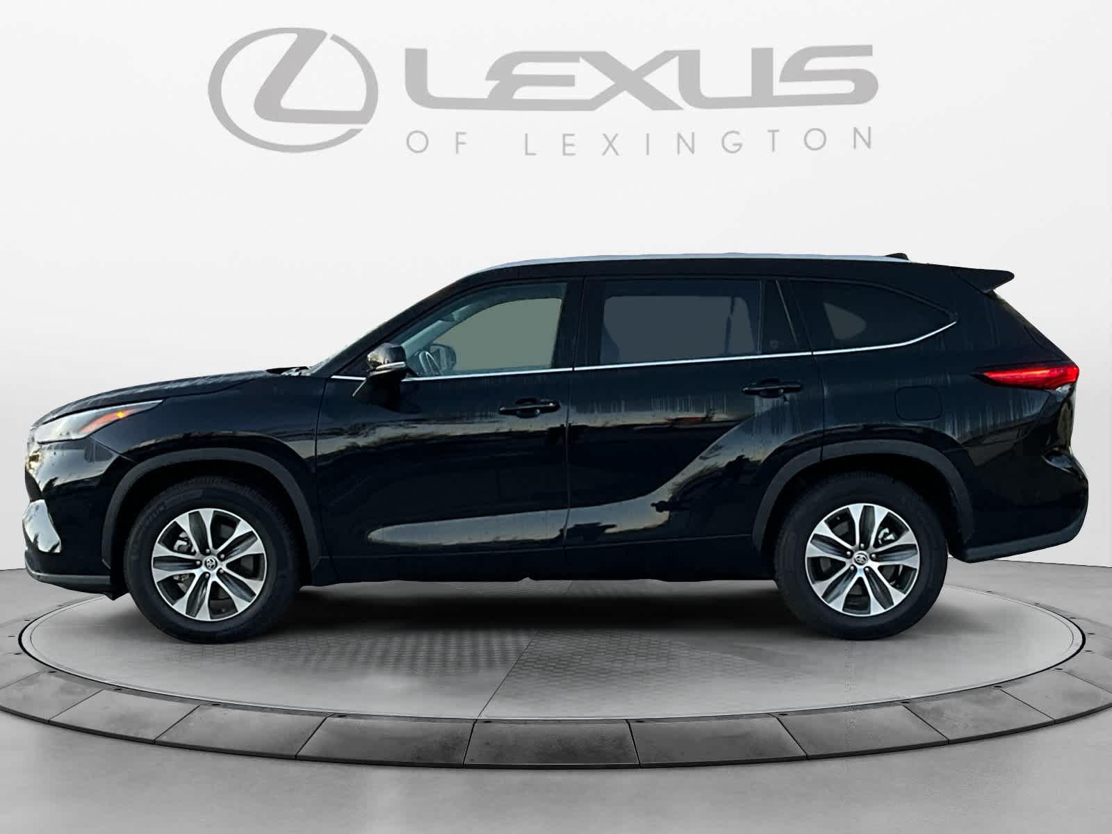 2022 Toyota Highlander XLE 2