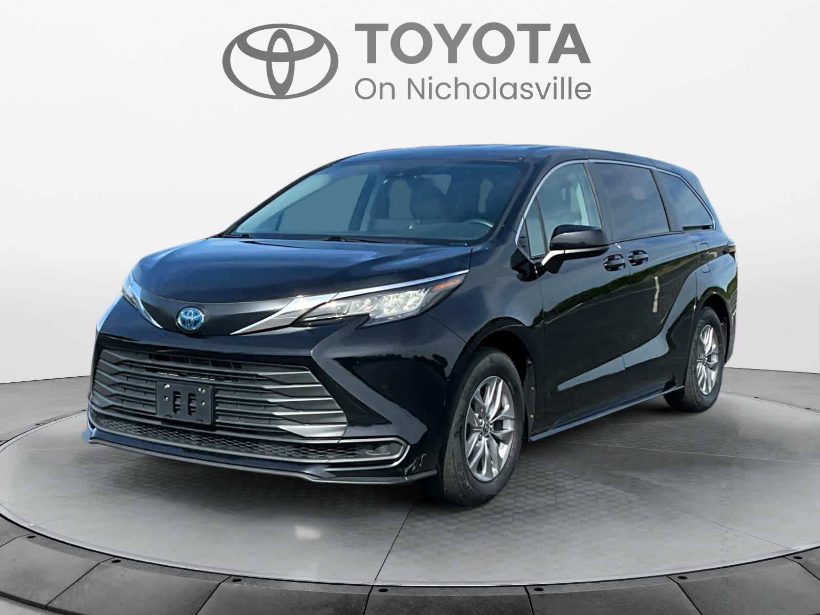 2022 Toyota Sienna LE 8-Passenger Hybrid AWD's photo