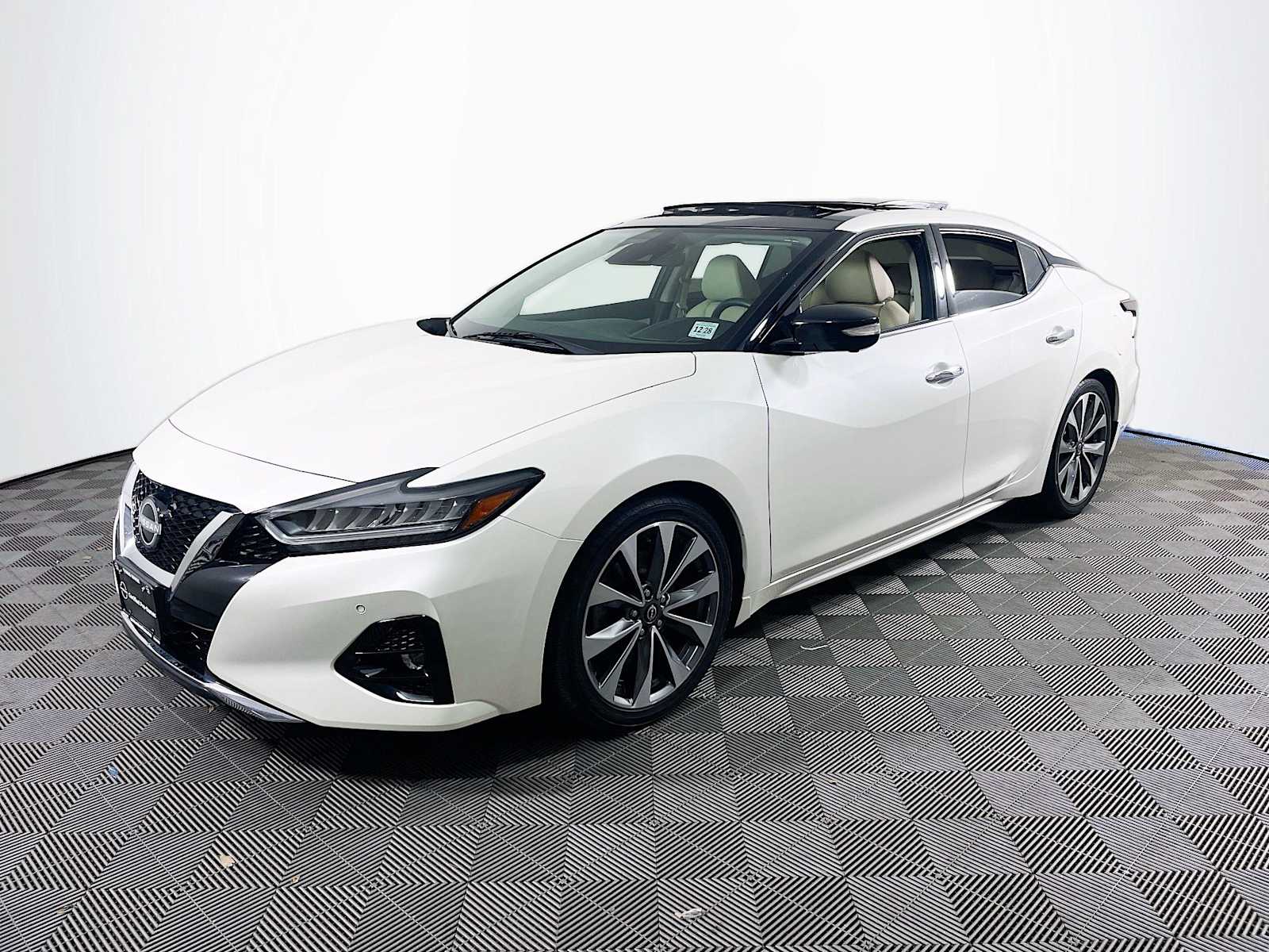 Pearl White Tricoat 2023 Nissan Maxima Platinum FWD Sedan Front-Wheel Drive Continuously Variable Transmission