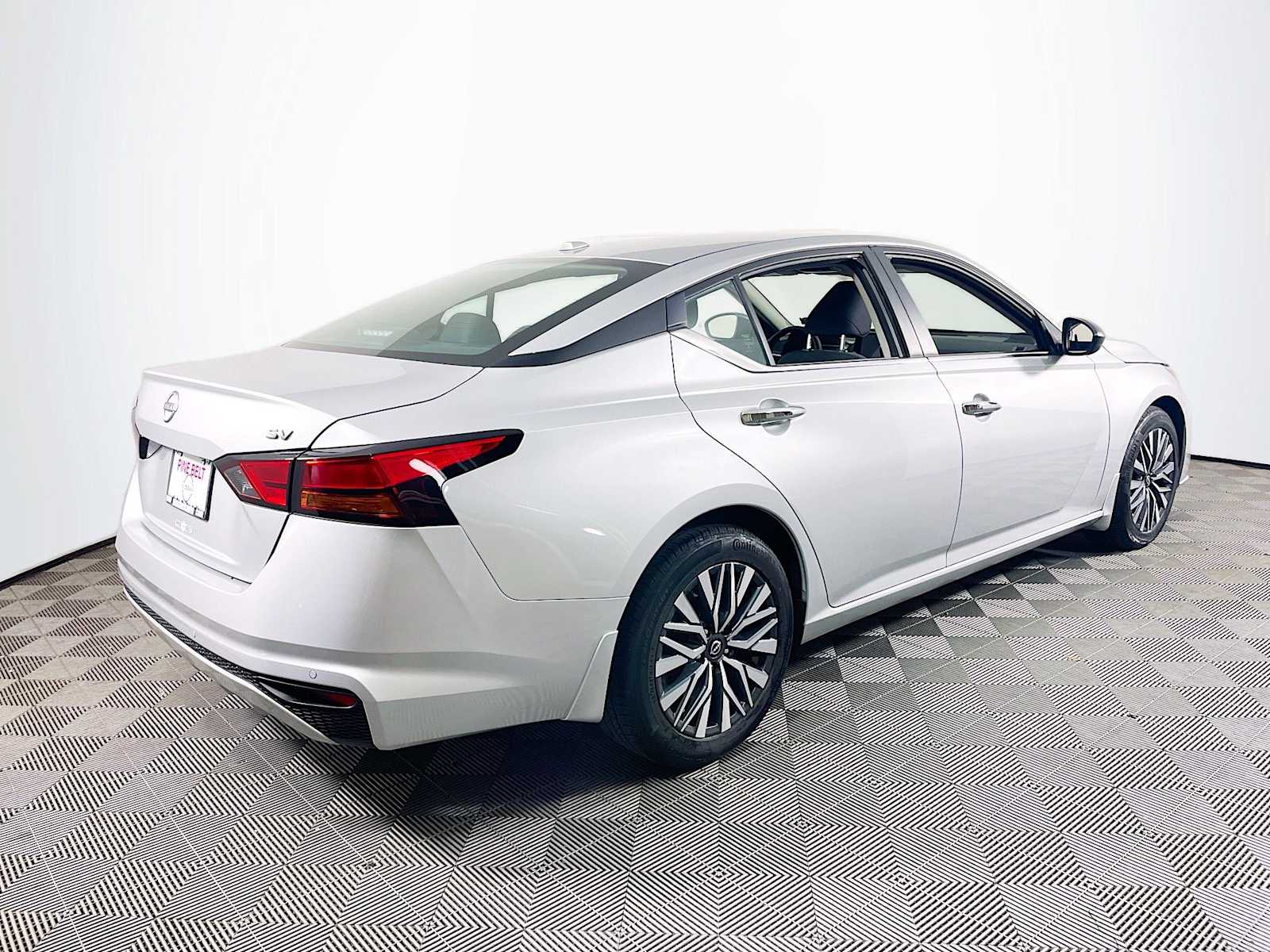 View vehicle photo 4