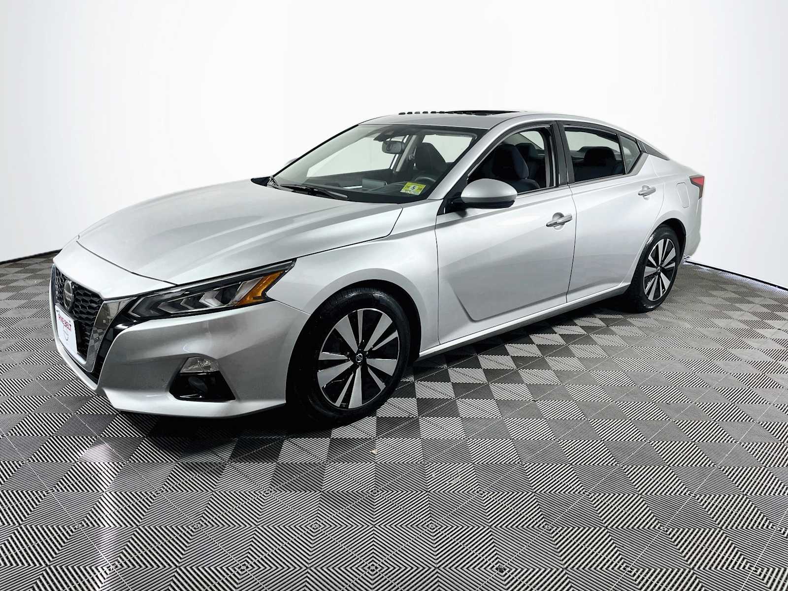 Brilliant Silver Metallic 2019 Nissan Altima Sedan Front-Wheel Drive Continuously Variable Transmission