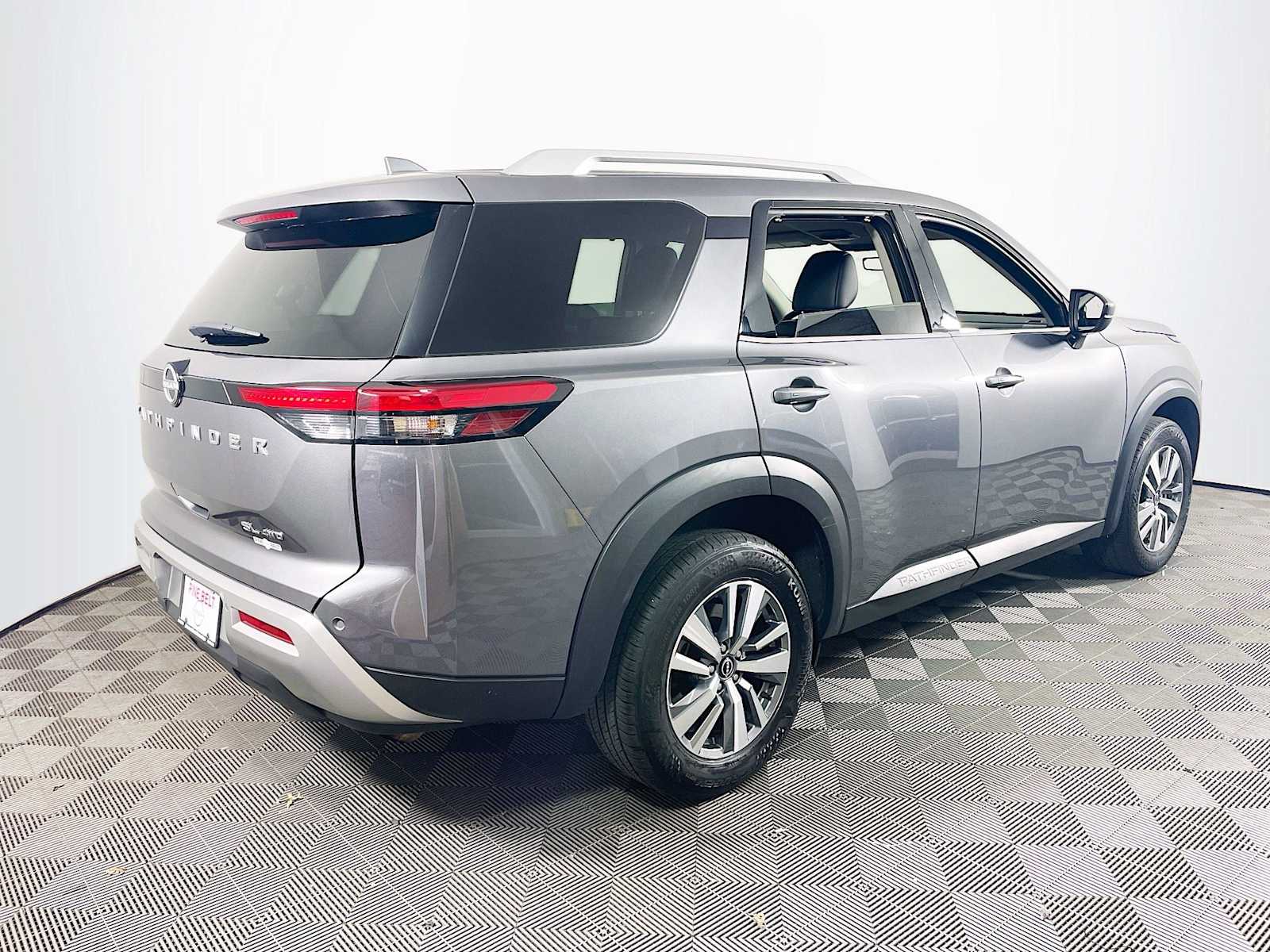 View vehicle photo 4