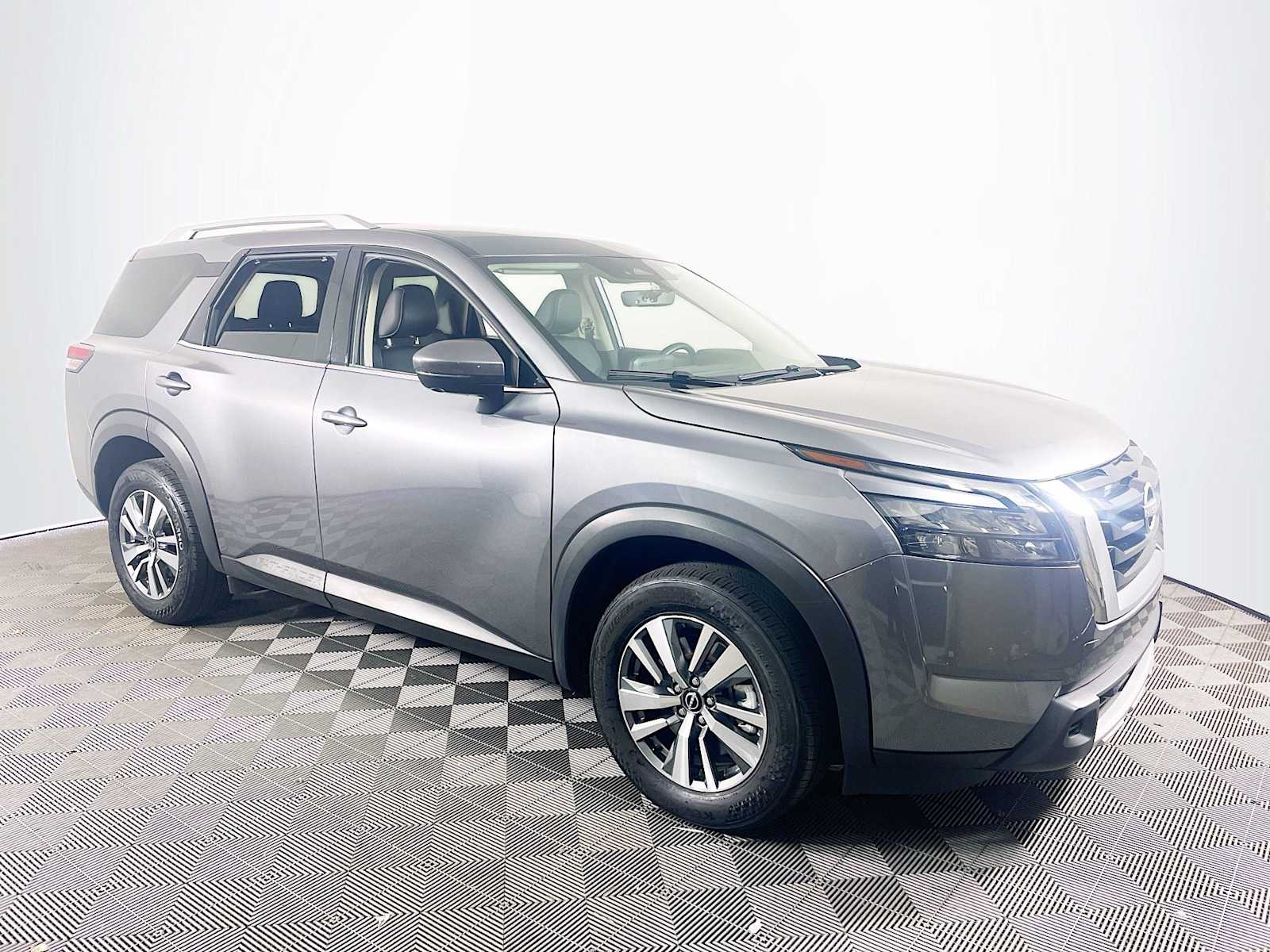 View vehicle photo 3
