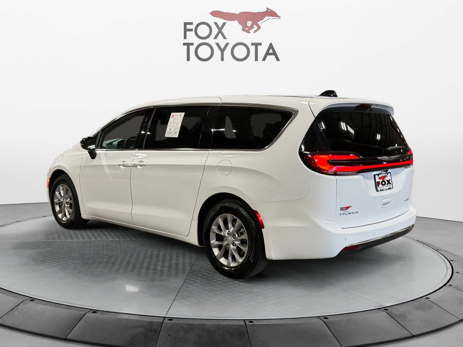 Used 2026 Chrysler Pacifica Van