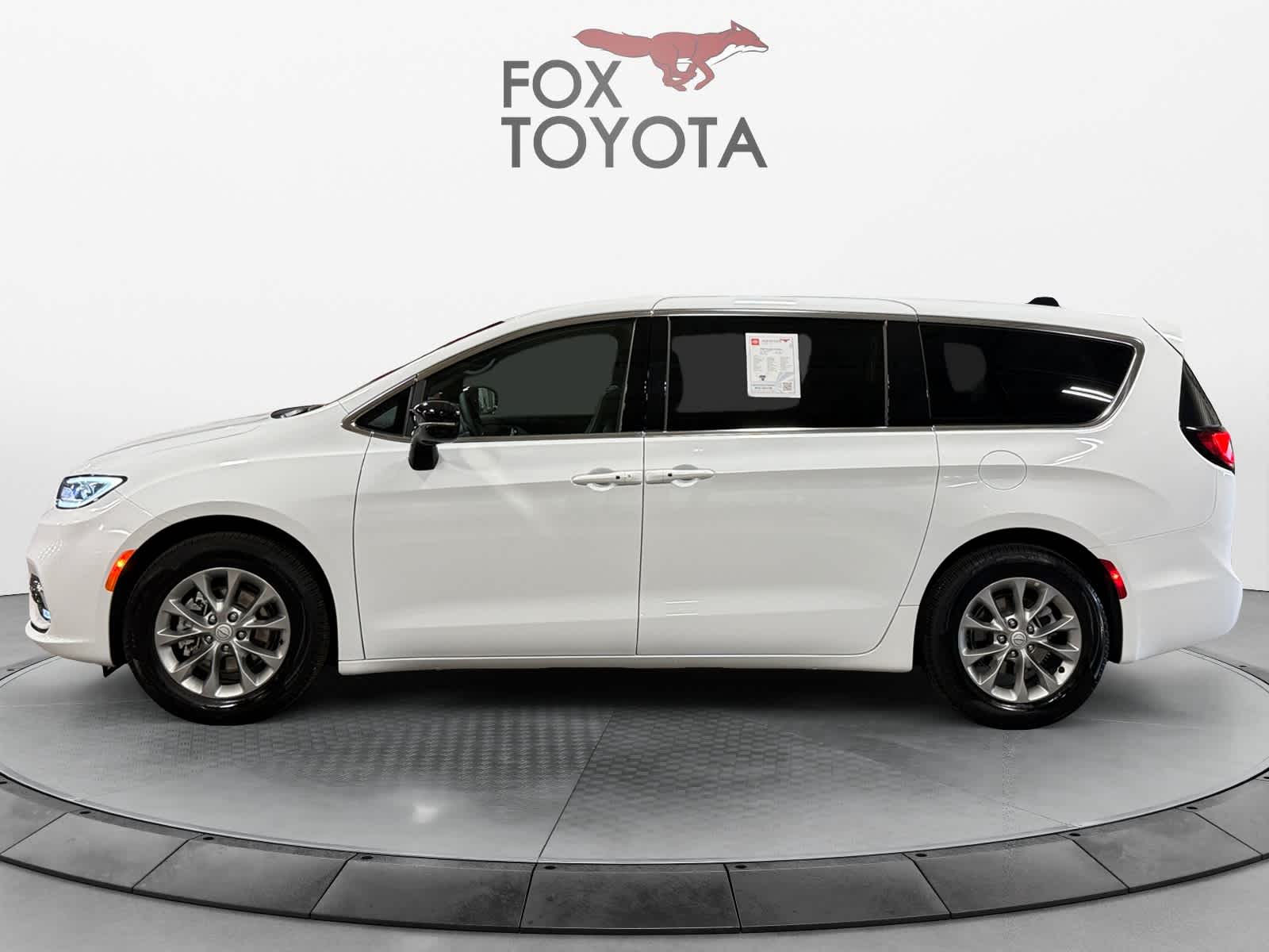 Used 2026 Chrysler Pacifica Van