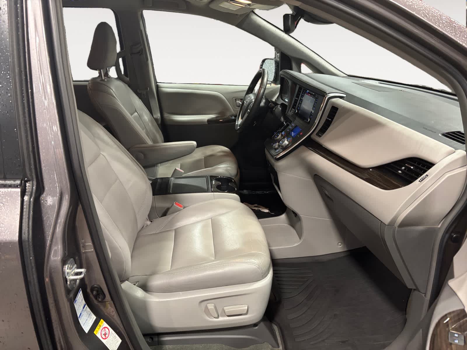 2019 Toyota Sienna XLE Premium 16