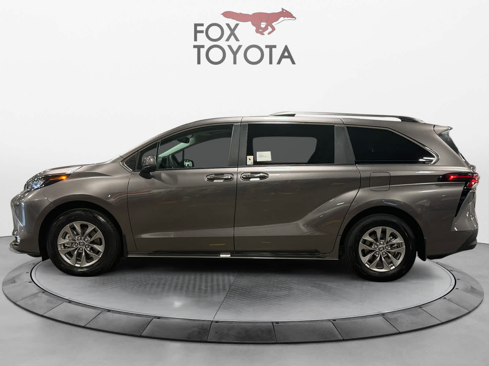 2024 Toyota Sienna XLE 2