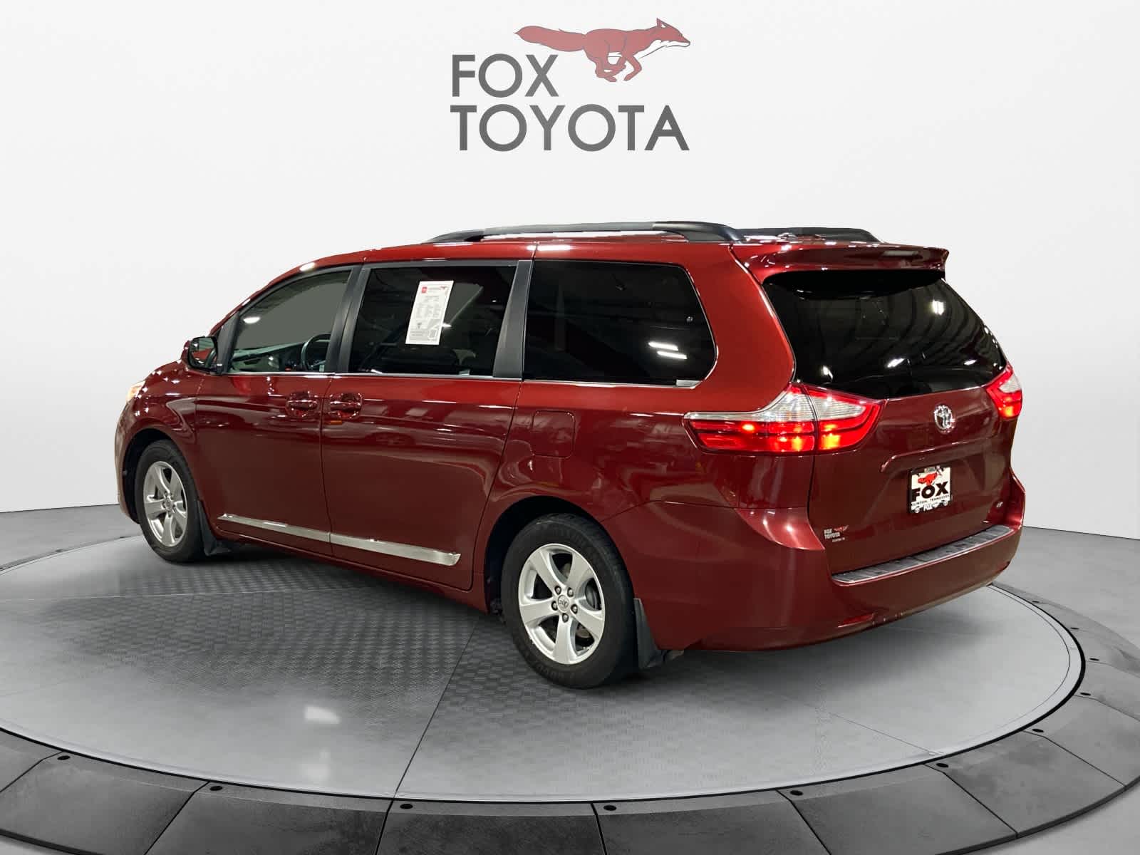 2016 Toyota Sienna LE 4