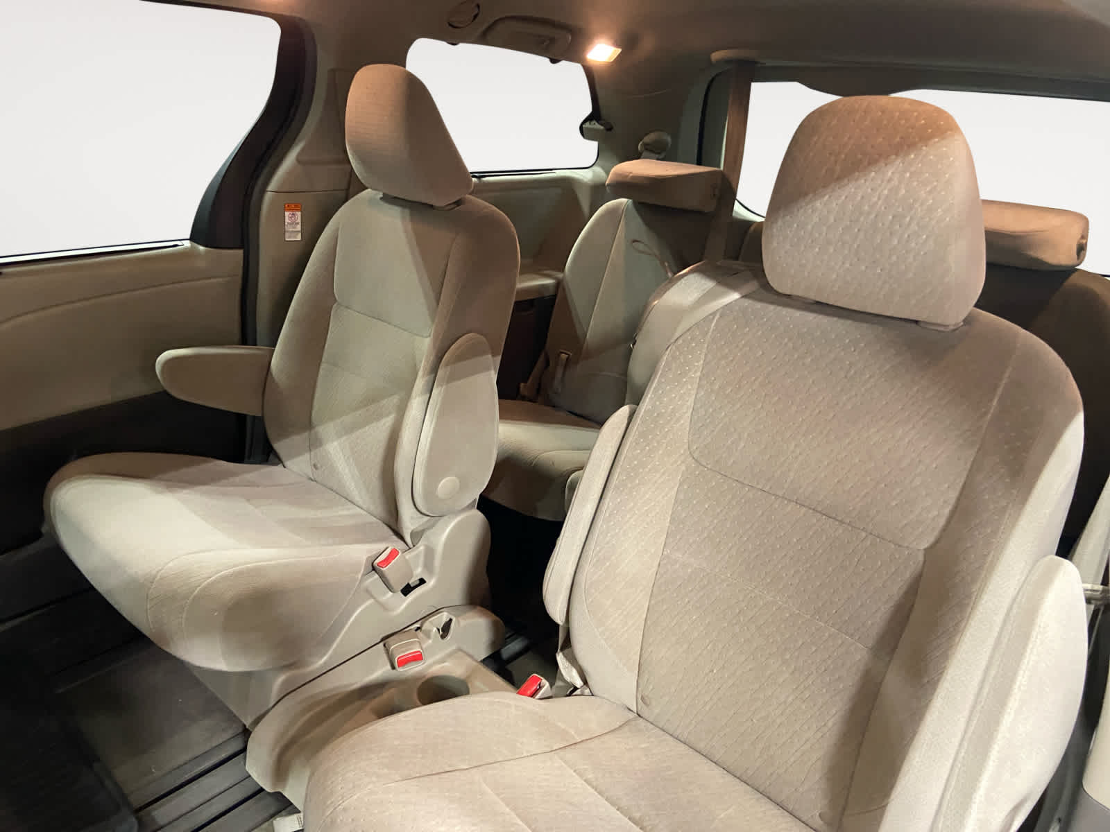 2016 Toyota Sienna LE 14