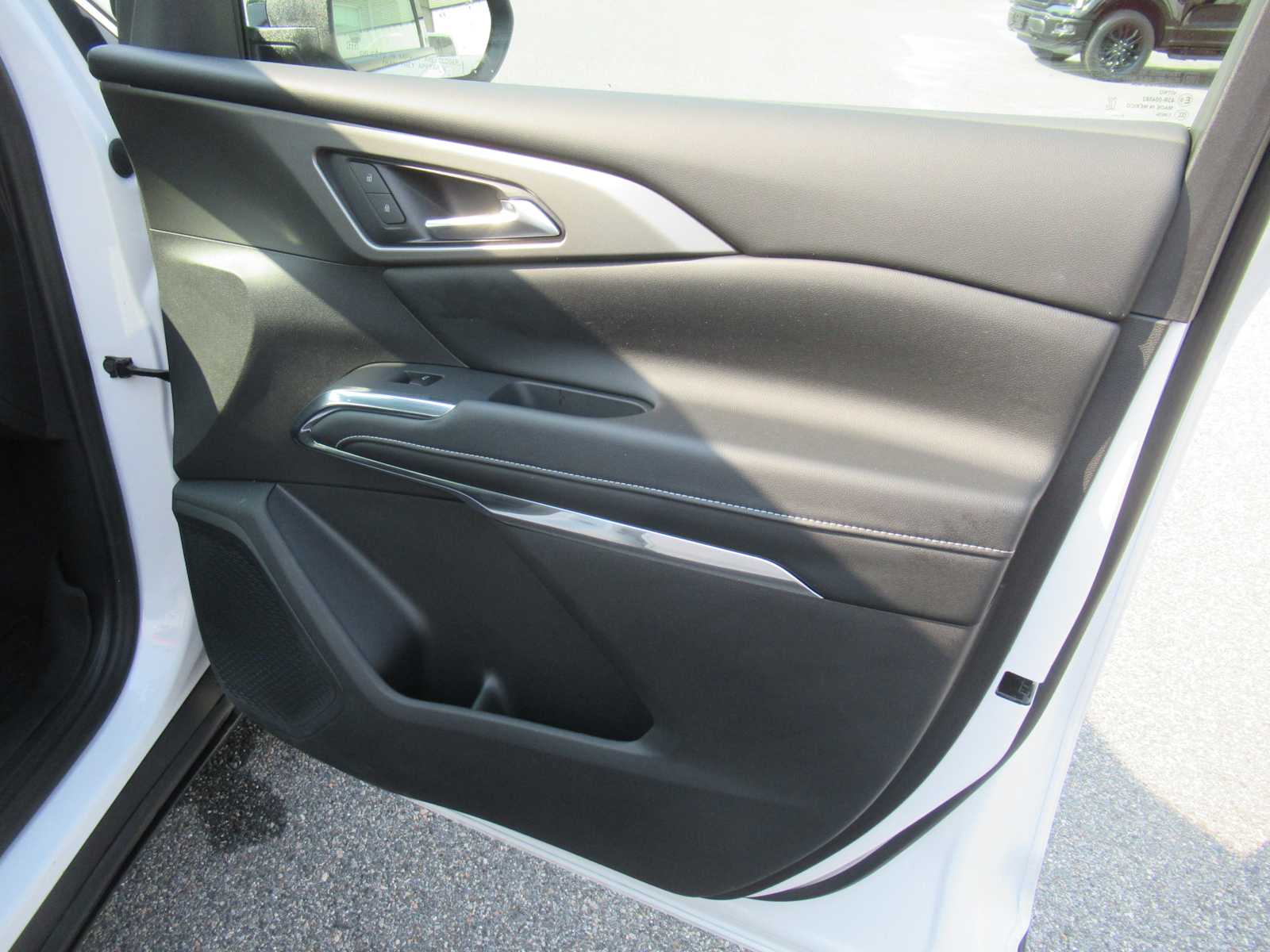 2026 Chevrolet Traverse FWD LT - Summit White exterior view 14