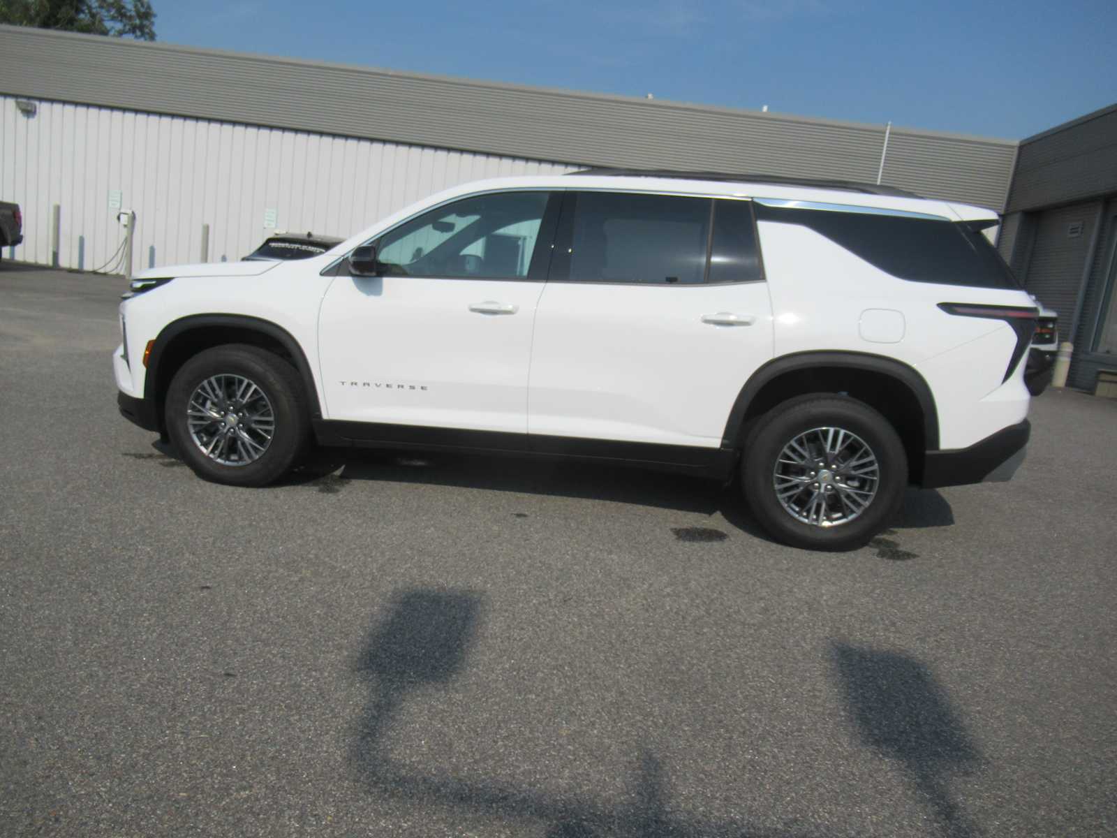 2026 Chevrolet Traverse FWD LT - Summit White exterior view 8