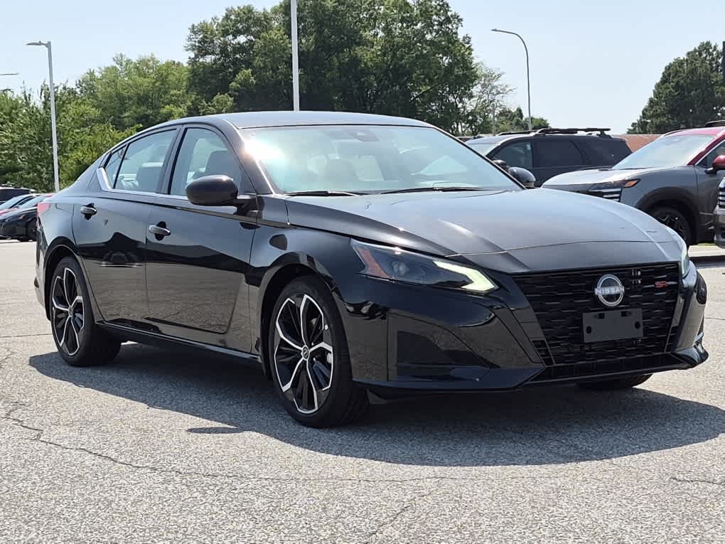2026 Nissan Altima SR - Super Black exterior view 2