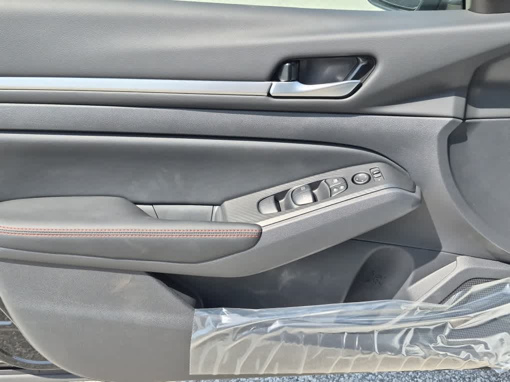 2026 Nissan Altima SR - Super Black exterior view 9