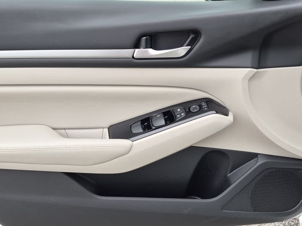 2024 Nissan Altima 2.5 SL - Pearl White Tricoat exterior view 9