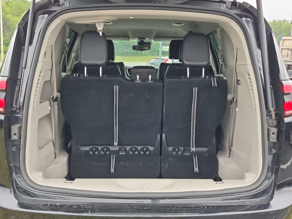 2024 Chrysler Pacifica Touring L - Diamond Black Crystal Pearlcoat exterior view 20