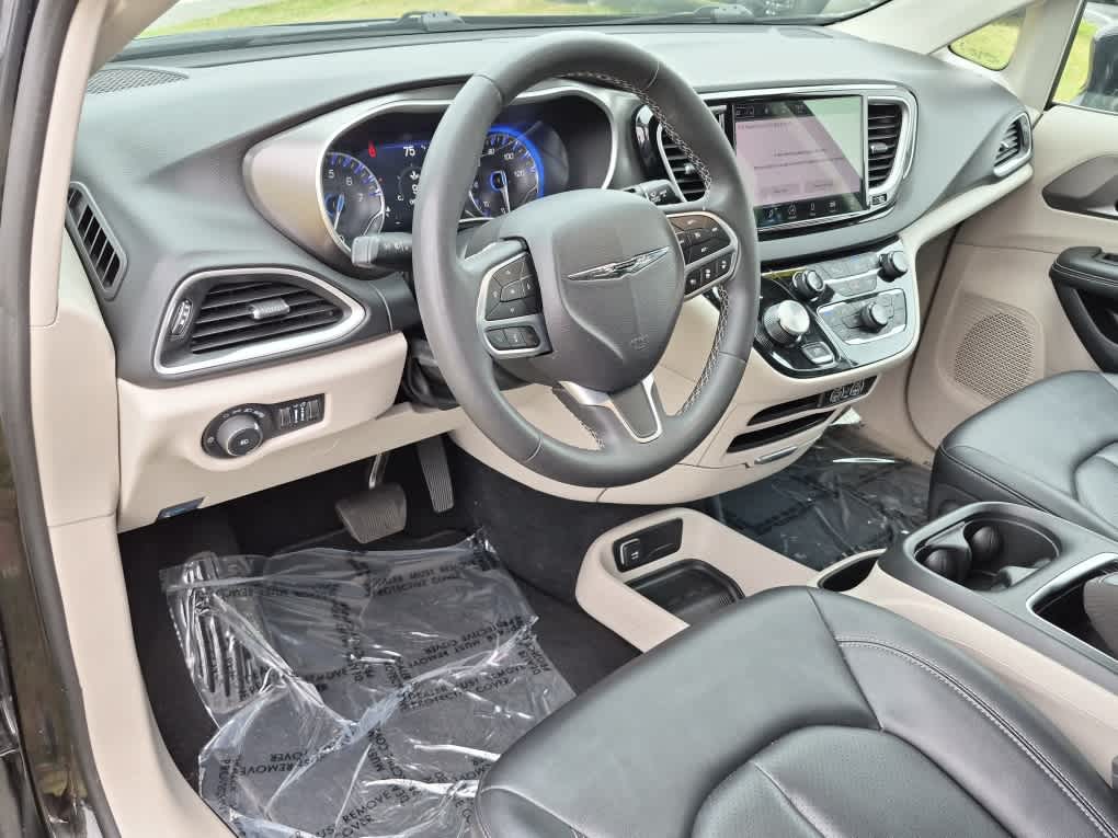 2024 Chrysler Pacifica Touring L - Diamond Black Crystal Pearlcoat exterior view 12