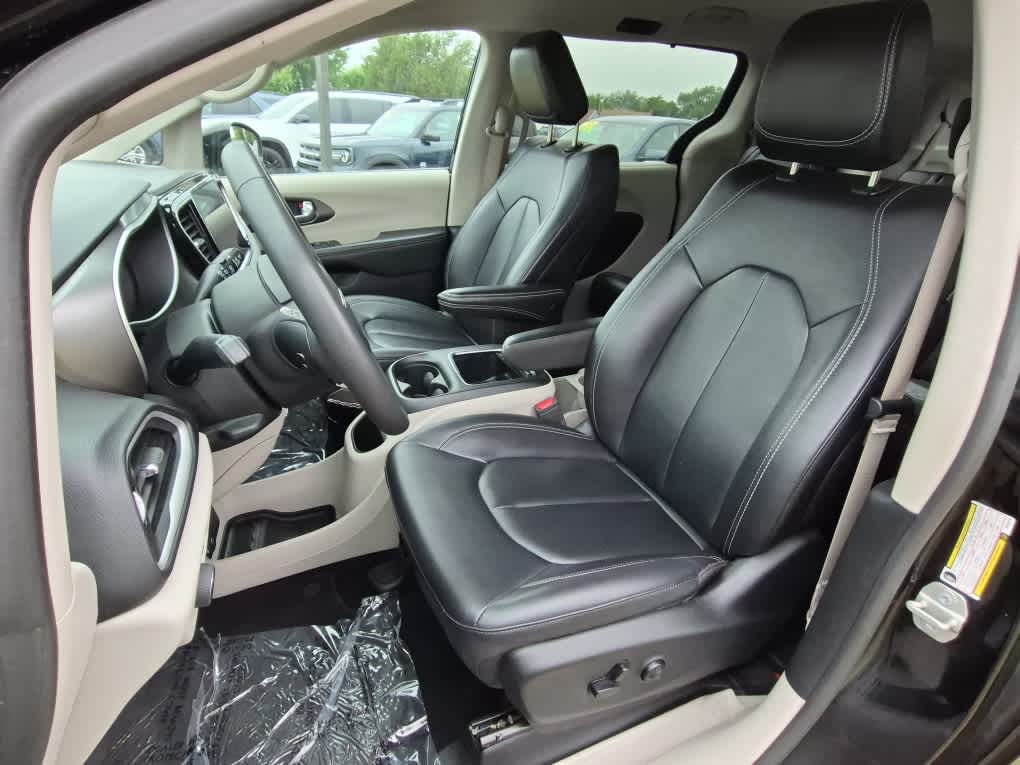 2024 Chrysler Pacifica Touring L - Diamond Black Crystal Pearlcoat exterior view 11