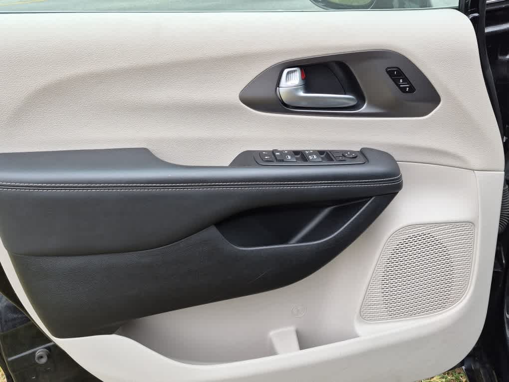 2024 Chrysler Pacifica Touring L - Diamond Black Crystal Pearlcoat exterior view 10