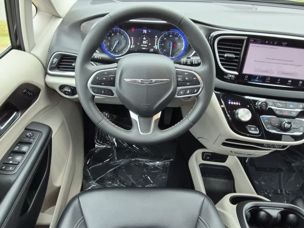 2024 Chrysler Pacifica Touring L - Diamond Black Crystal Pearlcoat exterior view 9