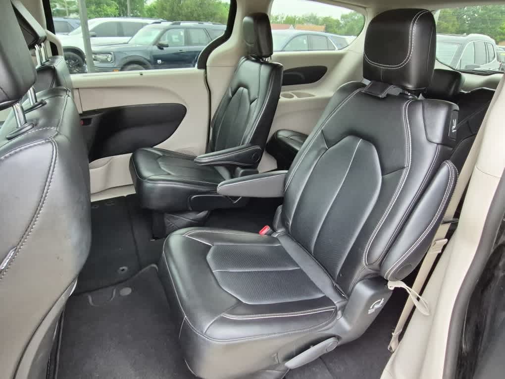 2024 Chrysler Pacifica Touring L - Diamond Black Crystal Pearlcoat exterior view 8