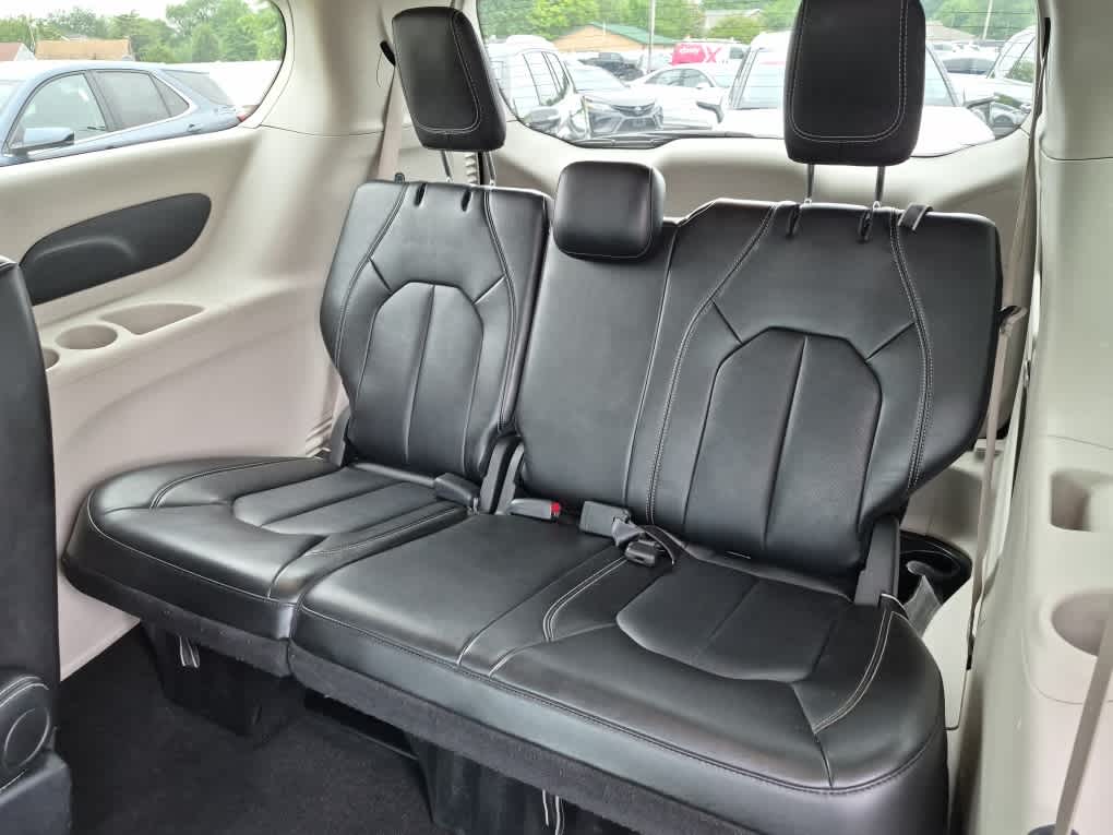 2024 Chrysler Pacifica Touring L - Diamond Black Crystal Pearlcoat exterior view 7