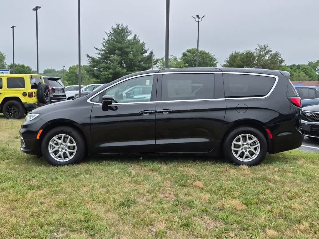 2024 Chrysler Pacifica Touring L - Diamond Black Crystal Pearlcoat exterior view 5