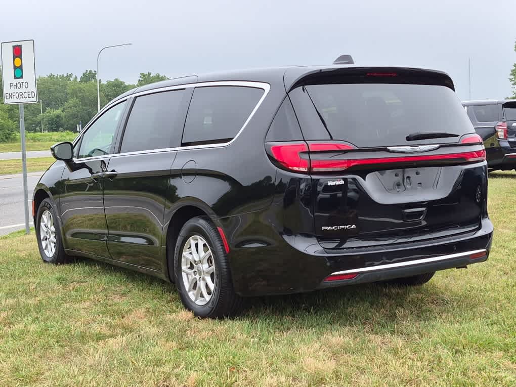 2024 Chrysler Pacifica Touring L - Diamond Black Crystal Pearlcoat exterior view 4