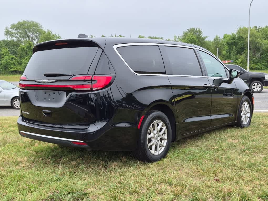 2024 Chrysler Pacifica Touring L - Diamond Black Crystal Pearlcoat exterior view 3