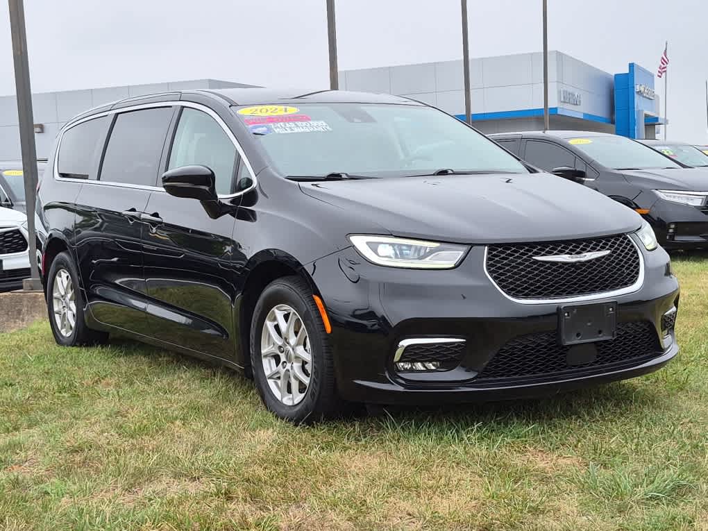 2024 Chrysler Pacifica Touring L - Diamond Black Crystal Pearlcoat exterior view 2