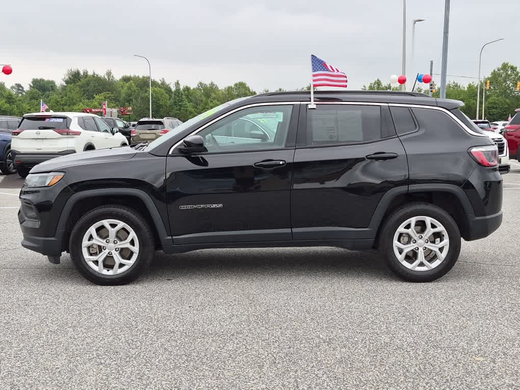 2024 Jeep Compass Latitude - Diamond Black Crystal Pearlcoat exterior view 5