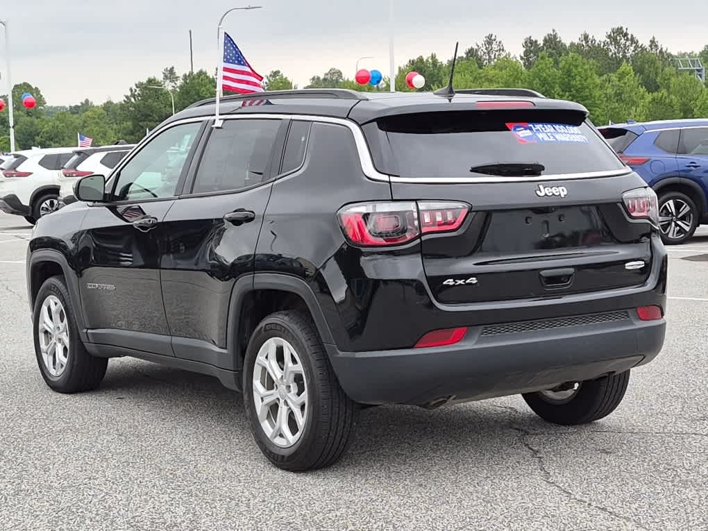 2024 Jeep Compass Latitude - Diamond Black Crystal Pearlcoat exterior view 4