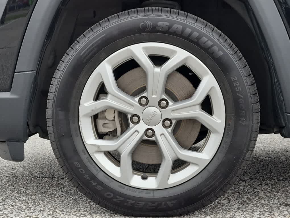 2024 Jeep Compass Latitude - Diamond Black Crystal Pearlcoat exterior view 6