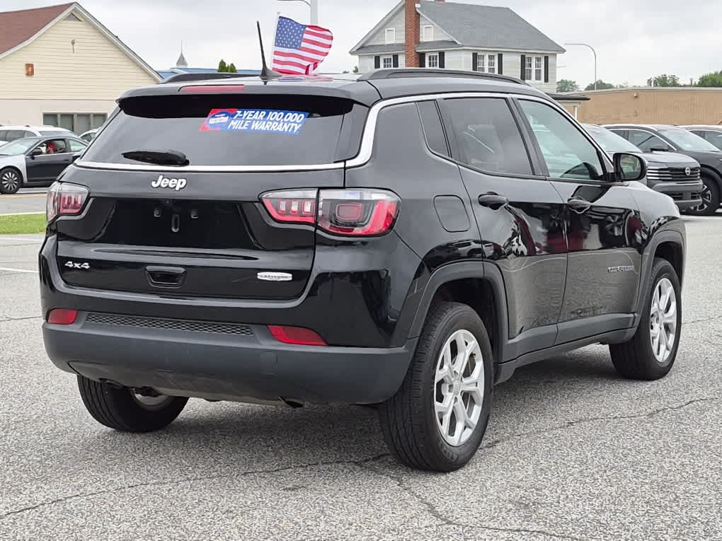 2024 Jeep Compass Latitude - Diamond Black Crystal Pearlcoat exterior view 3