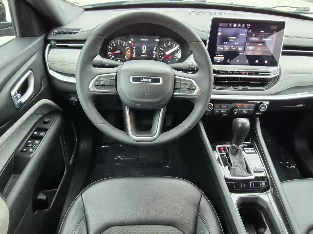 2024 Jeep Compass Latitude - Diamond Black Crystal Pearlcoat exterior view 8
