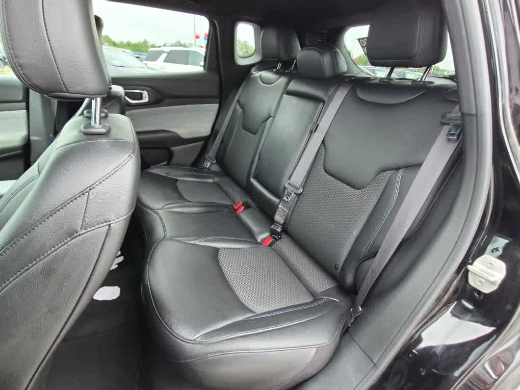 2024 Jeep Compass Latitude - Diamond Black Crystal Pearlcoat exterior view 7