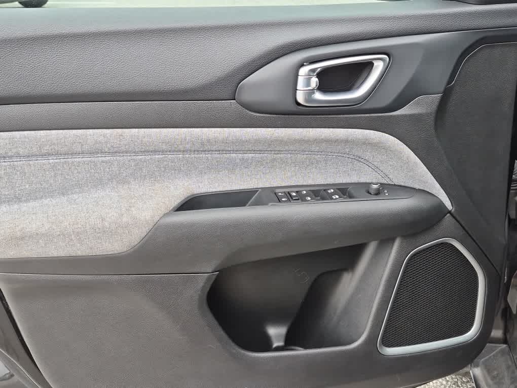 2024 Jeep Compass Latitude - Diamond Black Crystal Pearlcoat exterior view 9