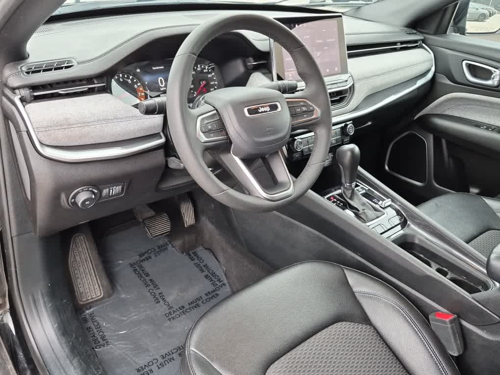 2024 Jeep Compass Latitude - Diamond Black Crystal Pearlcoat exterior view 11