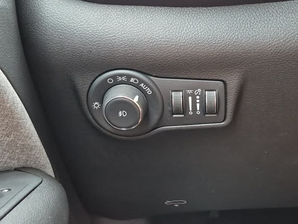 2024 Jeep Compass Latitude - Diamond Black Crystal Pearlcoat exterior view 17
