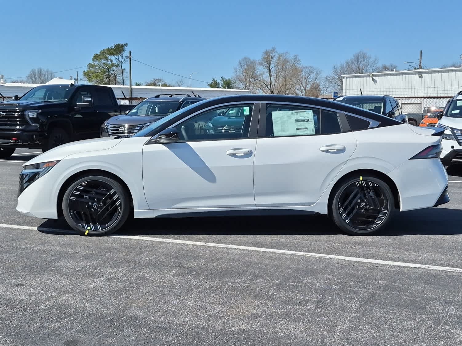 2026 Nissan Sentra SR - Aspen White Tricoat/Super Black exterior view 5