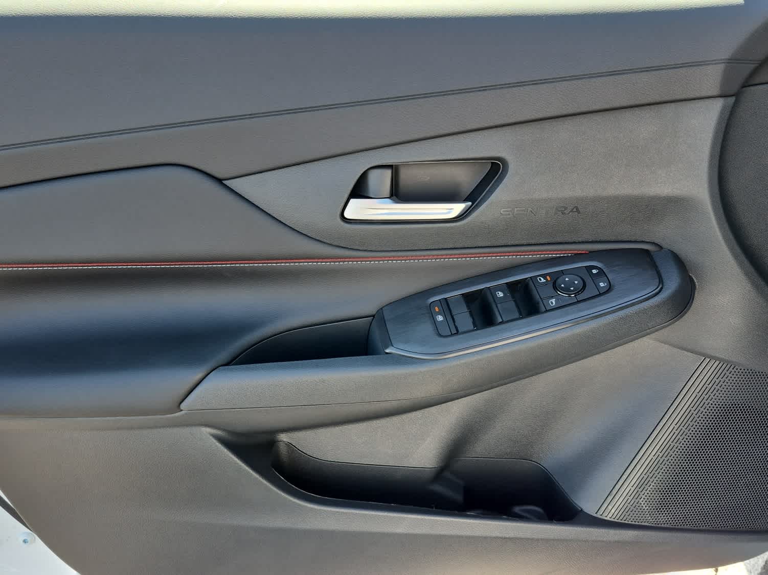 2026 Nissan Sentra SR - Aspen White Tricoat/Super Black exterior view 9
