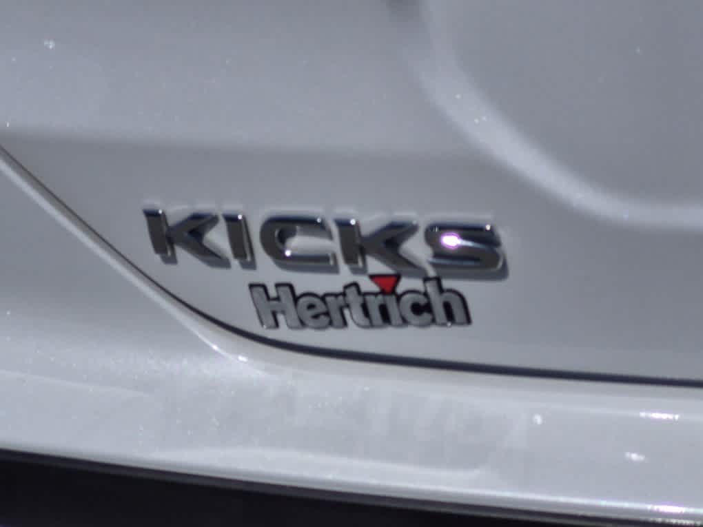 2023 Nissan Kicks SR - Aspen White Tricoat/Super Black exterior view 20