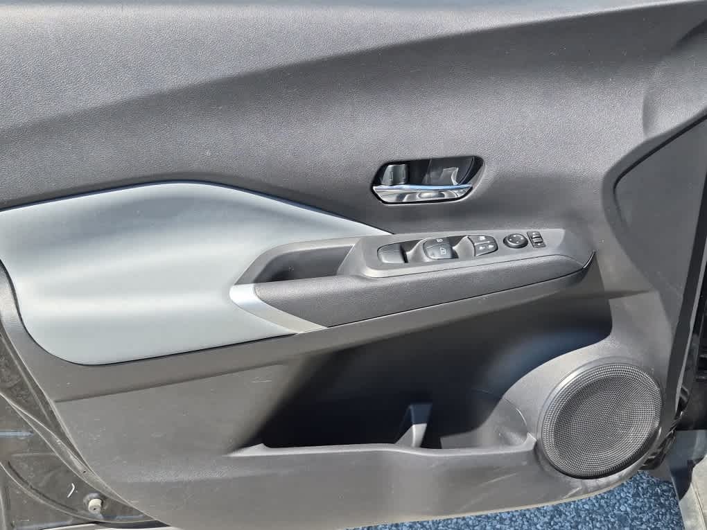 2023 Nissan Kicks SR - Super Black exterior view 9
