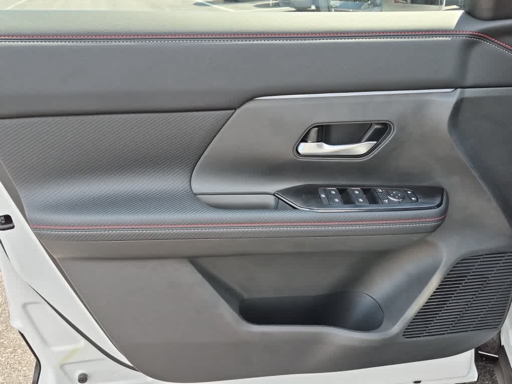 2026 Nissan Kicks SR - Aspen White Tricoat/Super Black exterior view 9