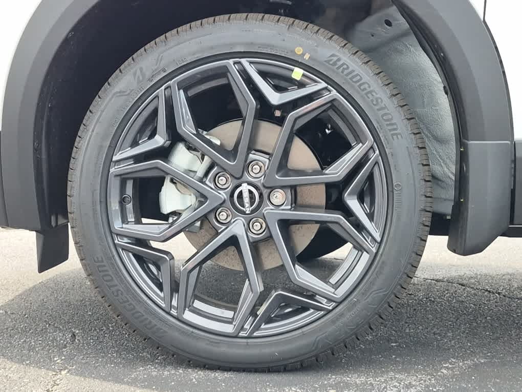 2026 Nissan Kicks SR - Aspen White Tricoat/Super Black exterior view 6