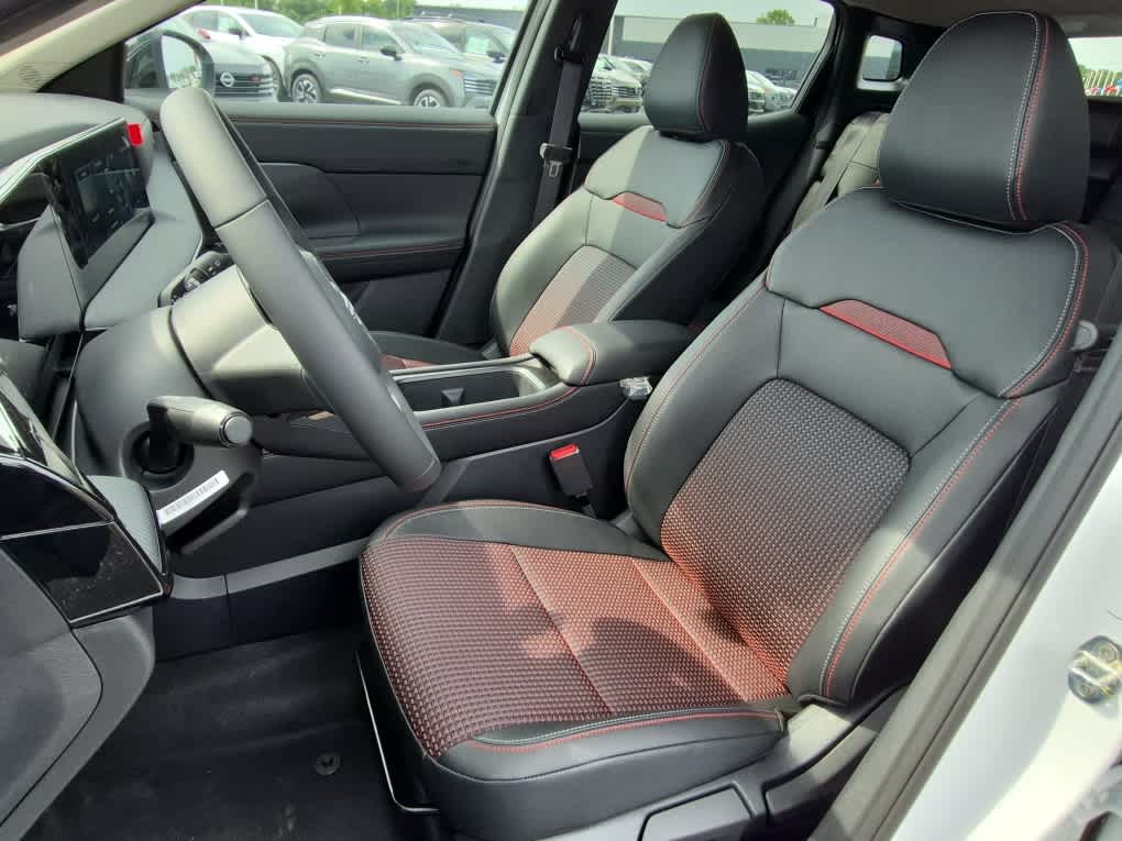 2026 Nissan Kicks SR - Aspen White Tricoat/Super Black exterior view 10